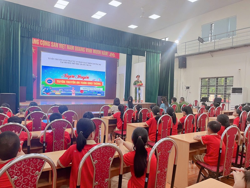 Công an xã An Quang tuyên truyền Luật Trật tự an toàn giao thông đường bộ tại Trường Tiểu học Quang Trung